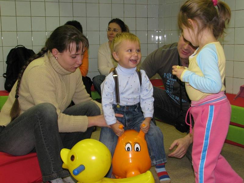 Malí návštěvníci si v klubu Sluníčko společně hráli a vyzkoušeli také různé soutěže.