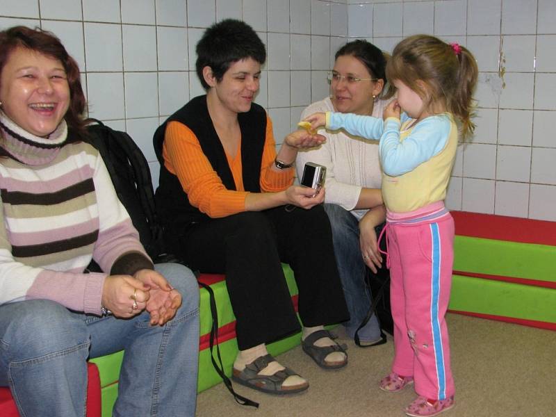 Malí návštěvníci si v klubu Sluníčko společně hráli a vyzkoušeli také různé soutěže.