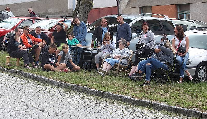 Ratajský kopec znovu zdolávaly desítky historických vozidel.