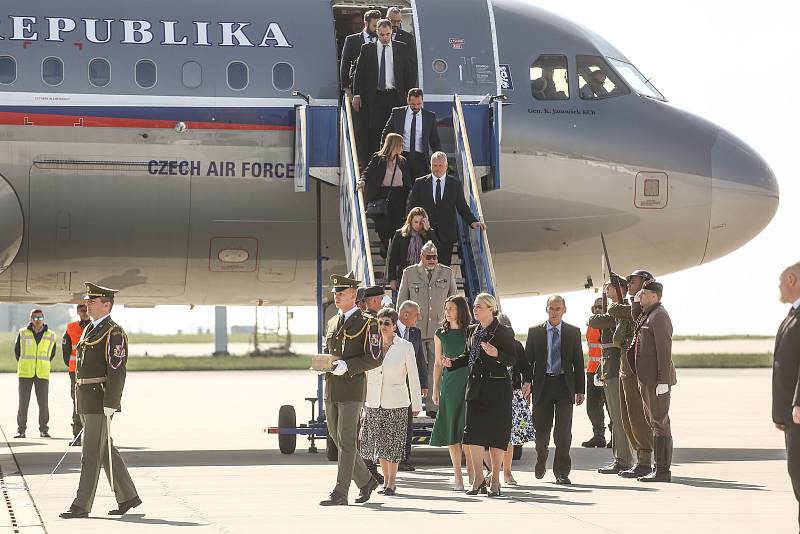 Z pietního ceremoniálu k převozu ostatků někdejšího velitele československé rozvědky Františka Moravce do rodné Čáslavi a jejich uložení v kolumbáriu na místním hřbitově.