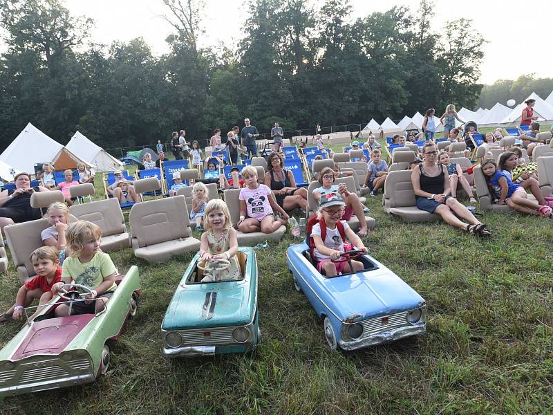 Předvečer 7. ročníku bejbypankového festivalu Kefír.