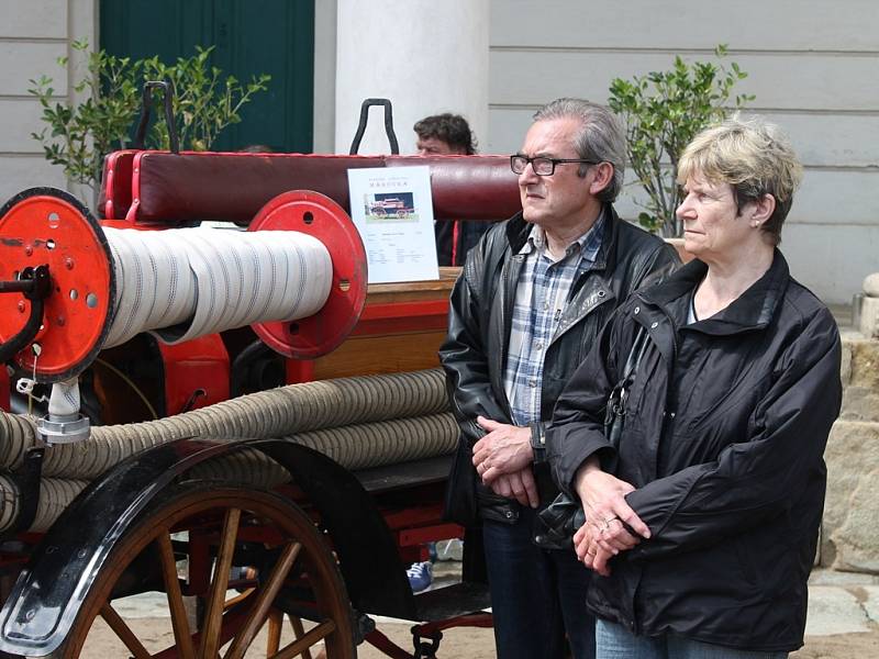 Představení okresního praporu dobrovolných hasičů na Kačině 5. května 2013