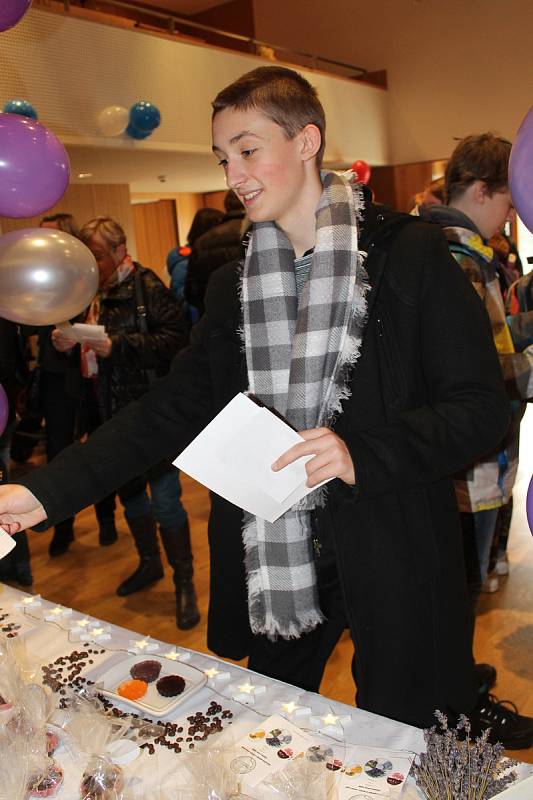 Studenti nabízeli své výrobky a služby na Veletrhu fiktivních firem.