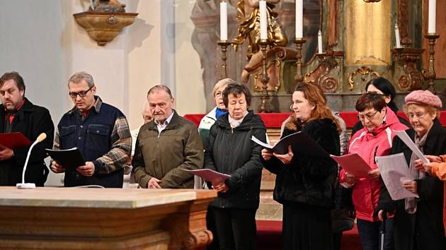 Páteční bohoslužba připomínající umučení Ježíše Krista se konala i v kostele sv. Aloise v Uhlířských Janovicích.