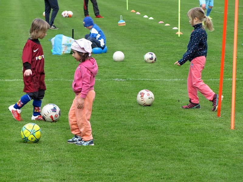 Fotbalový klub Čáslav uspořádal v úterý 11. dubna 2017 první nábor zaměřený vyloženě na děvčata.