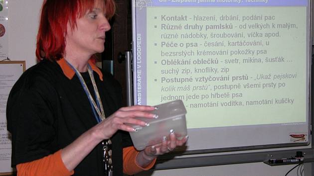 Přednáška klinické logopedky a canisterapeutky Ivy Bajtlerové na semináři o zoorehabilitaci.