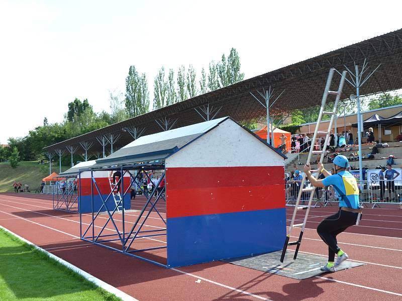 Z krajské soutěže v požárním sportu profesionálních a dobrovolných hasičů na stadionu Olympia v Kutné Hoře.