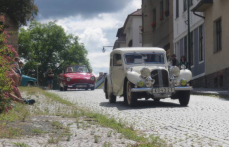 Ratajský kopec znovu zdolávaly desítky historických vozidel.
