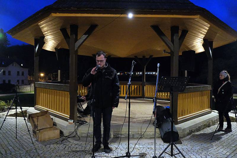 Křížová cesta na terasách parku pod Vlašským dvorem.