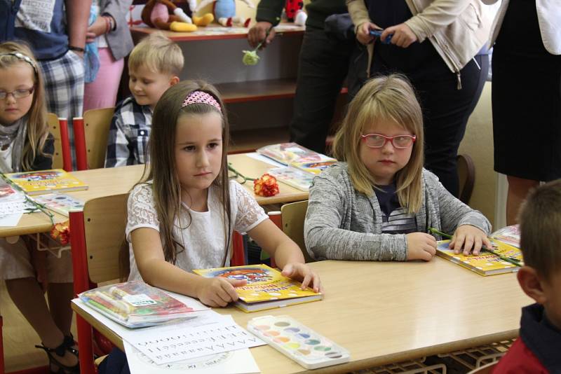 Prvňáčci zasedli dnes poprvé do školních lavic.