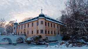 Zasněžený zámek Třebešice, prosince 2023
