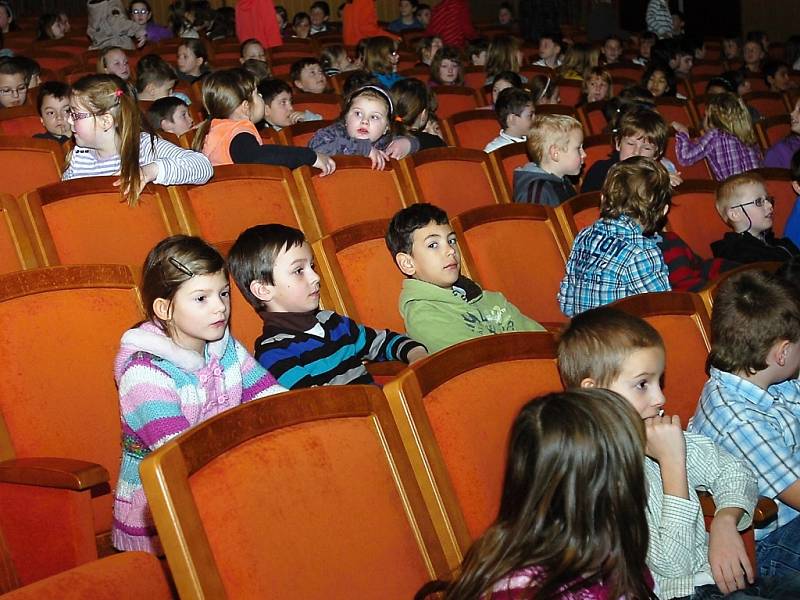 Představení Naivního divadla Liberec zhlédly děti z kutnohorských základních a mateřských škol v Tylově divadle.