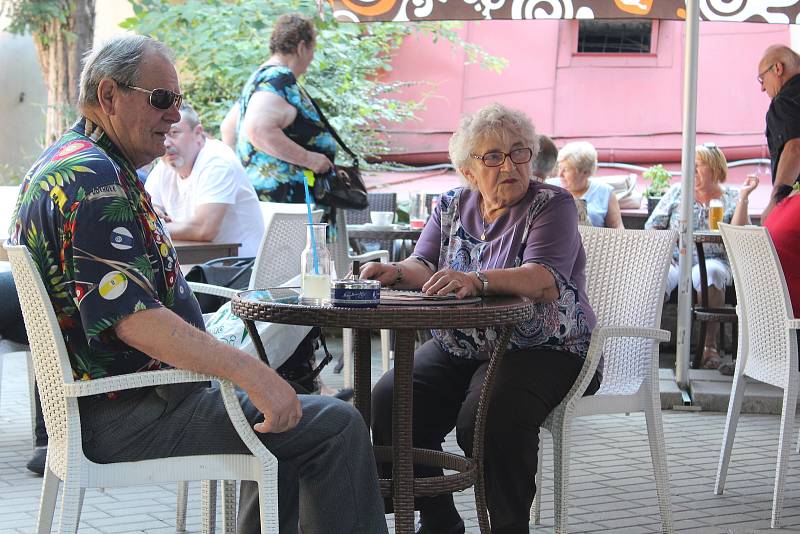 V kutnohorském parku U Tří pávů zazpíval a zahrál Oldřich Drahorád.