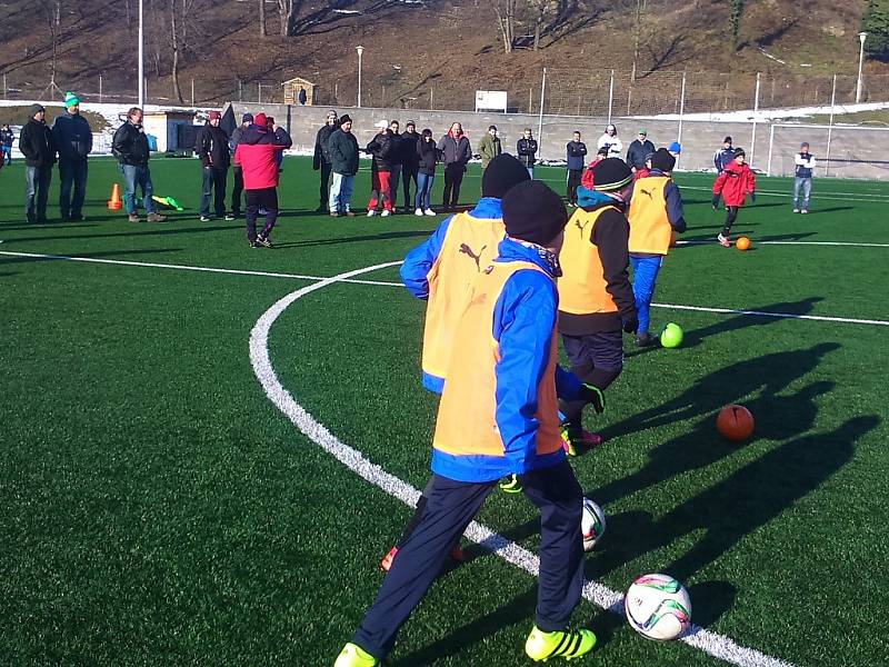 Ukázkový trénink v podání mladších a starších žáků FK Čáslav v rámci trenérského kurzu licence C.