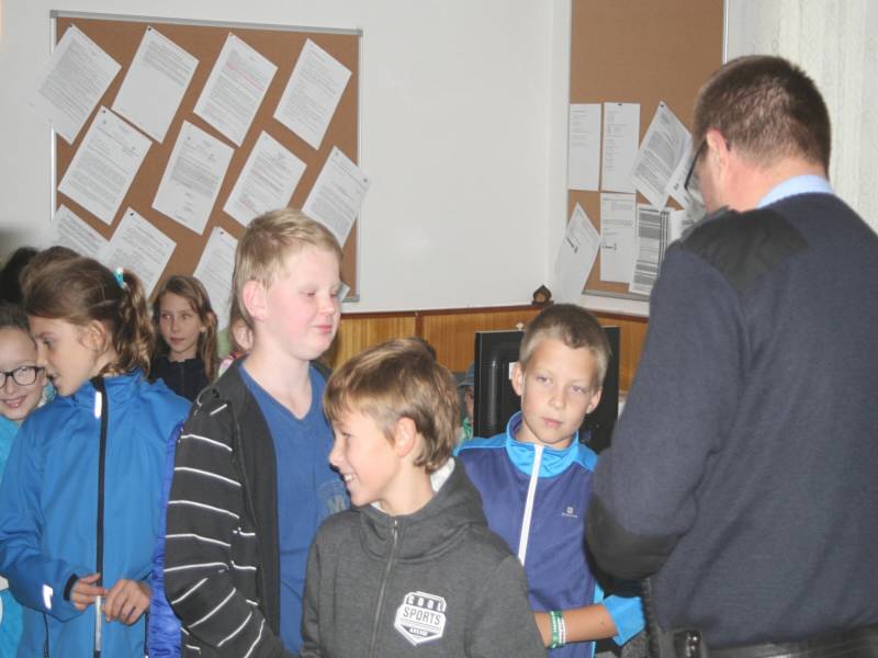 Děti navštívily policejní oddělení v Uhlířských Janovicích.
