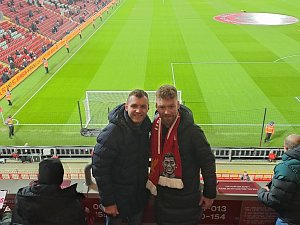 Martin (vlevo) a Tomáš Dudlovi na stadionu FC Liverpool