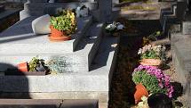 Vichr řádil také na kutnohorském hřbitově Všech svatých. Popadané květiny, kahánky i náhrobní kámen. Tak to na centrálním hřbitově vypadalo ve čtvrtek 21. října 2021.