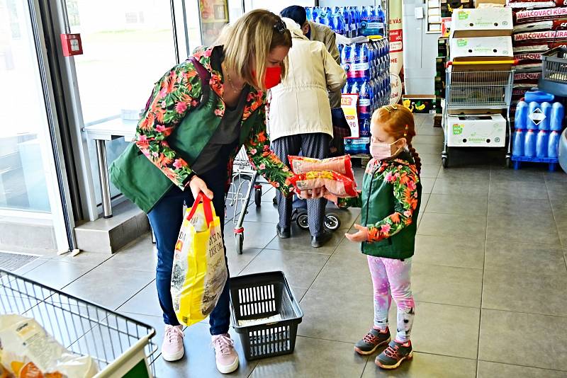 Potravinová sbírka v obchodním domě Billa v Kutné Hoře.