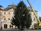 Instalace vánočního stromu ze Svatého Mikuláše na Palackého náměstí v Kutné Hoře.