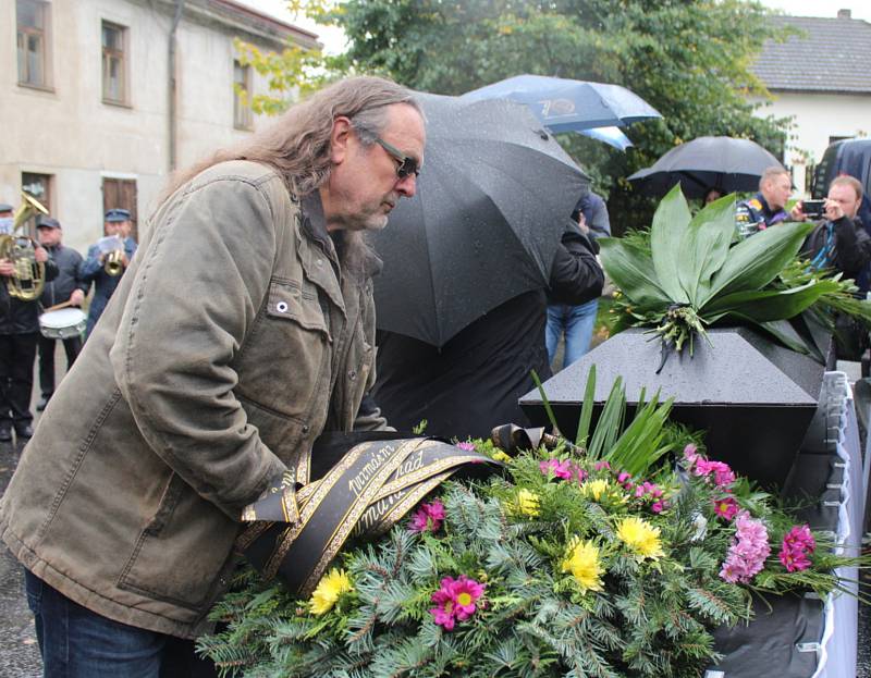 Lékaři ve Žlebech symbolicky pohřbili české ambulantní lékařství.