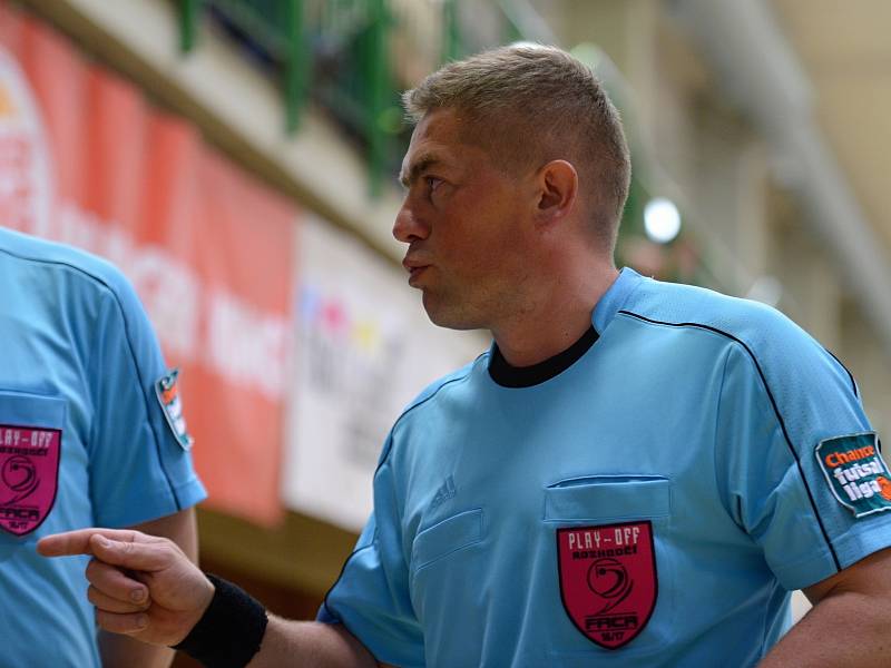 První zápas semifinále play off Chance futsal ligy vyhrála Slavia Praha ve Zruči nad Sázavou 4:3 po prodloužení.