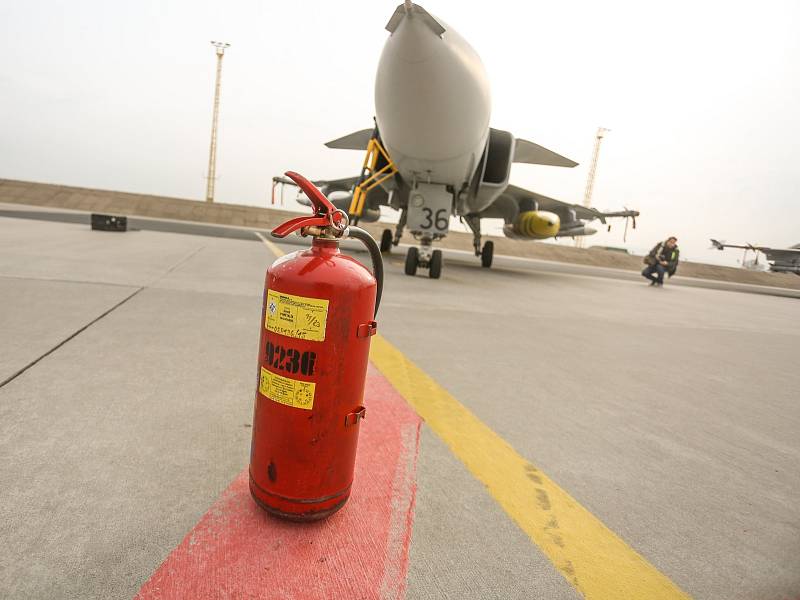 Z odletu čtyř letounů JAS 39 Gripen z čáslavské vojenské základny do Pobaltí.