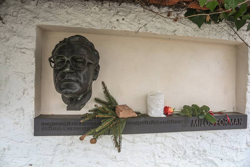 Busta režiséra Miloše Formana na rodném domě Miloše Formana v Čáslavi.