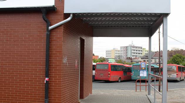 Přístřešek na autobusovém nádraží vyvolal rozporuplné názory občanů