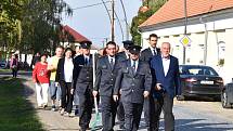 Členové Sboru dobrovolných hasičů Hlízov při oslavách výročí v čele se starostou obce.