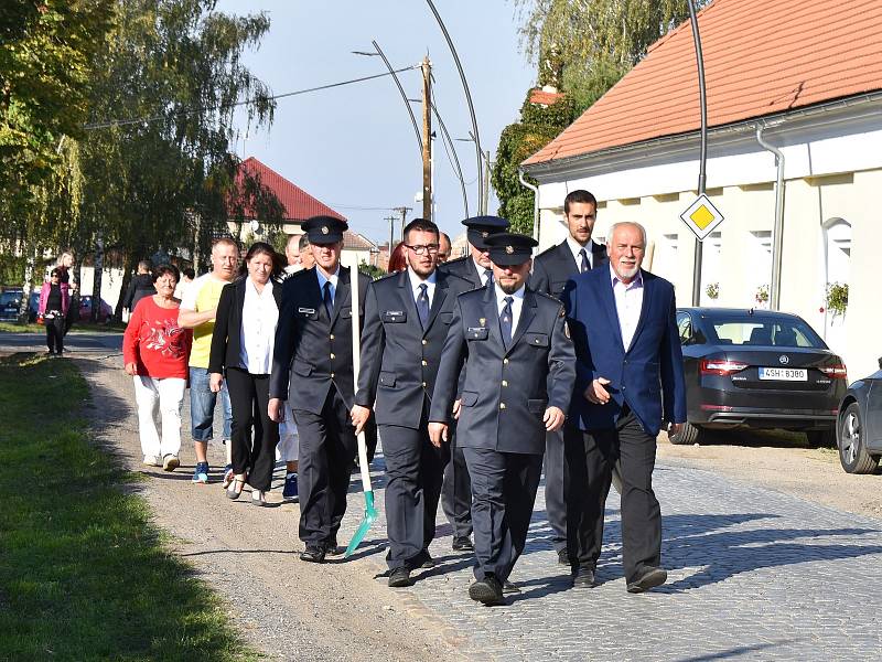 Členové Sboru dobrovolných hasičů Hlízov při oslavách výročí v čele se starostou obce.