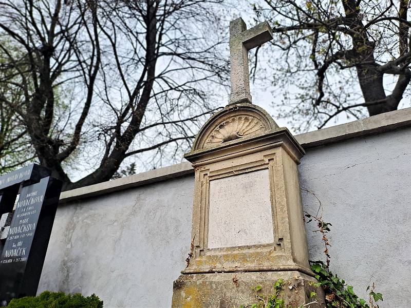 Jaro na hřbitově v Potěhách.