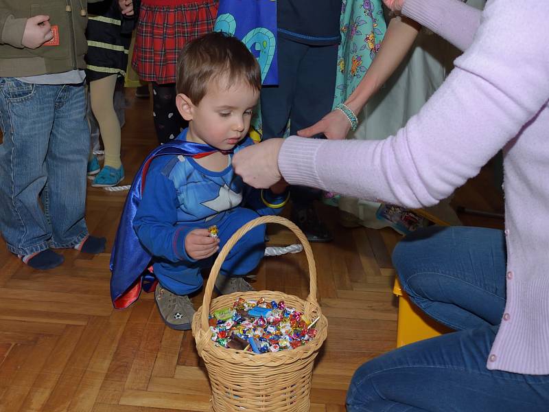 Tělocvična Spolkového domu ve Zruči v neděli hostila dětský karneval.