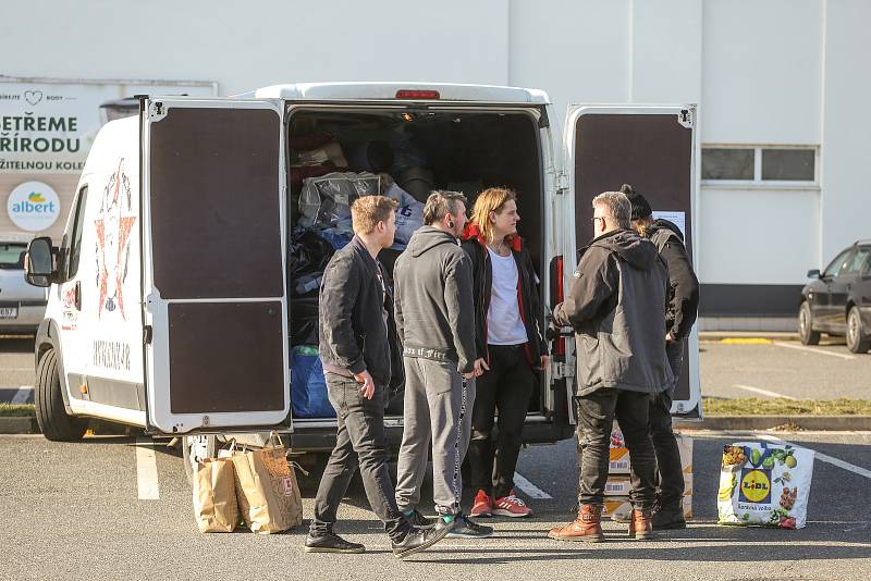 Z nakládání materiální pomoci pro Ukrajinu do dvou dodávek kapely Rybičky 48 v Kolíně a Kutné Hoře.