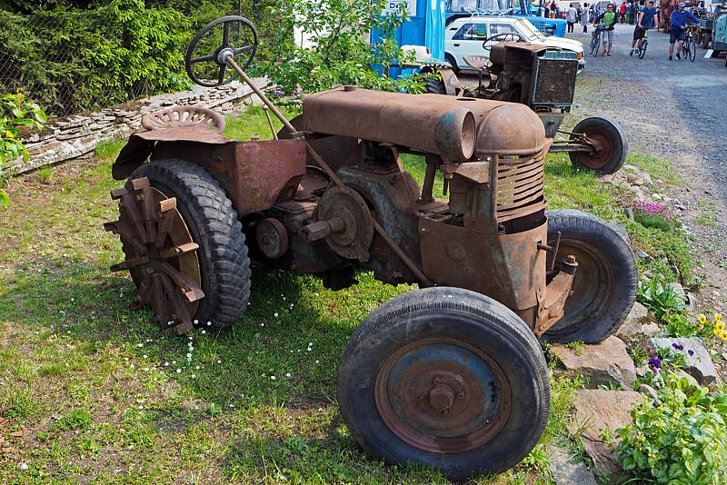 Z výstavy historických traktorů v Kralicích u Chlístovic.