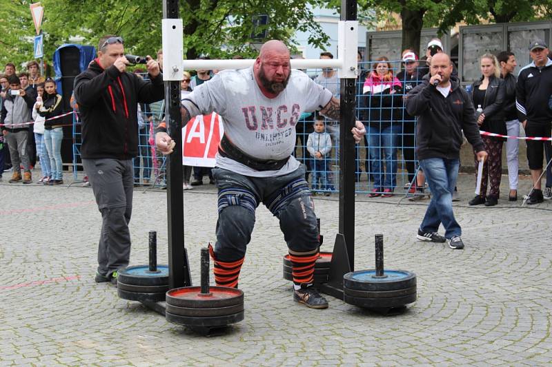 Silní chlapi ukázali své možnosti na Strongmanovi 