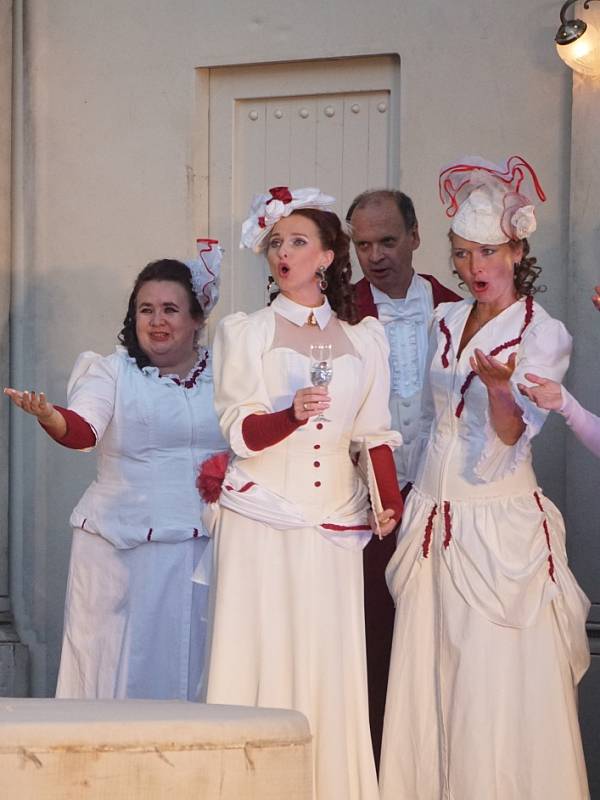 La Traviata na nádvoří Galerie Středočeského kraje GASK