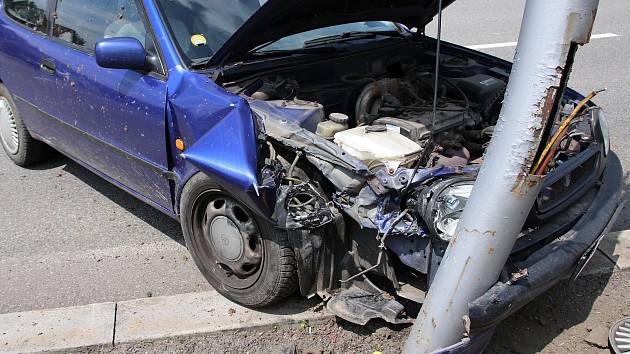 Opilec za volantem bez řidičáku havaroval u obchodního centra ve Žďáru