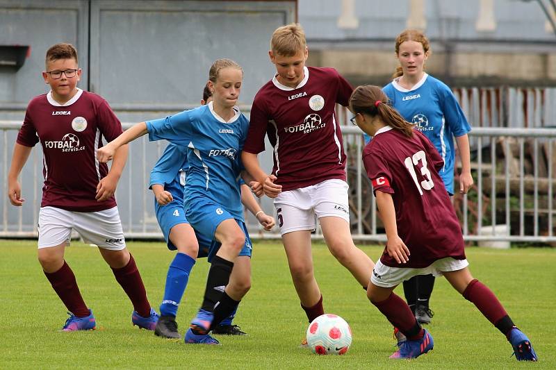 Z přátelského fotbalového zápasu: FK Uhlířské Janovice (mladší žáci) - FK Čáslav dívky (starší žákyně) 6:6 (3:2).