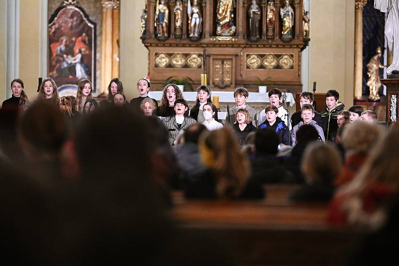 Z adventního koncertu studentů Církevního gymnázia v Kutné Hoře v sedlecké katedrále Nanebevzetí Panny Marie a svatého Jana Křtitele.