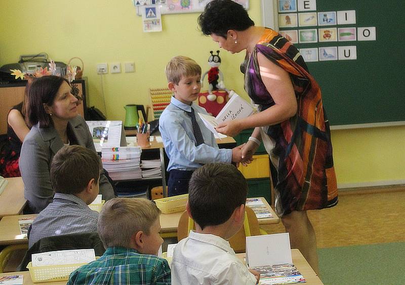 Své prvňáčky přivítala také Základní škola Žižkov Kutná Hora. Každého osobně přivítala nejen třídní učitelka, všechny prvňáčky přišla pozdravit i ředitelka školy Alena Kotrbová.