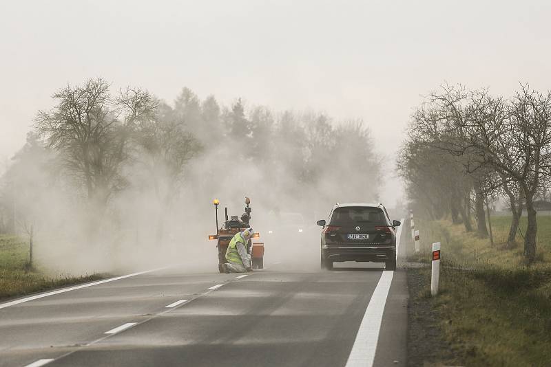 Umísťování reflexních knoflíků na silnici II/126 u Černín.