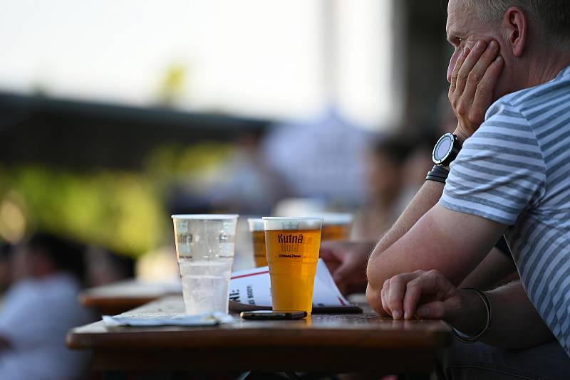 Fanoušci našich fotbalistů na stadionu v kutnohorském Lorci.