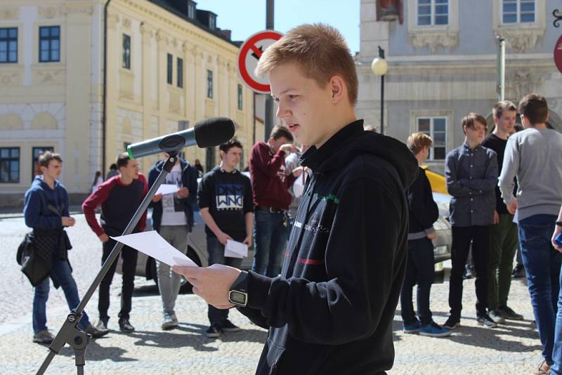 Profesoři, studenti i kolemjdoucí si připomněli oběti holocaustu