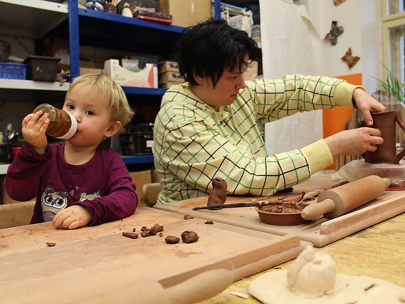 Maminky s dětmi si vyzkoušely tvoření z keramiky