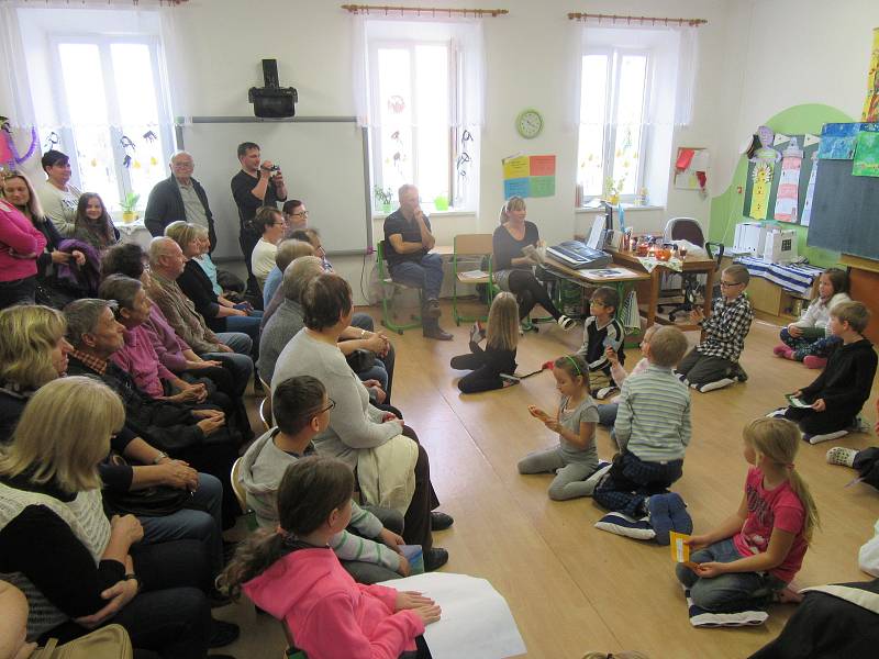 Ve zbýšovské škole uspořádali projektový den na téma Dušičky.