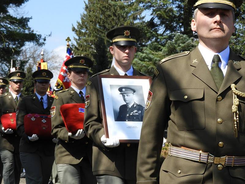 Z pietního ceremoniálu k převozu ostatků někdejšího velitele československé rozvědky Františka Moravce do rodné Čáslavi a jejich uložení v kolumbáriu na místním hřbitově.