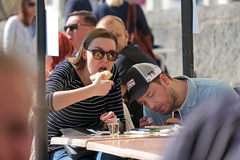 Téměř patnáct stovek milovníků dobrého jídla se vydalo v sobotu 1. dubna do Kutné Hory na I. Kutnohorský Mini Street Food Festival na terase Vily U Varhanáře.