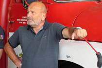 Tajemník Městského úřadu Kutná Hora Tomáš Hobl při předání hasičského vozidla CAS 24 na podvozku Tatra 815 dobrovolným hasičům v Malíně.