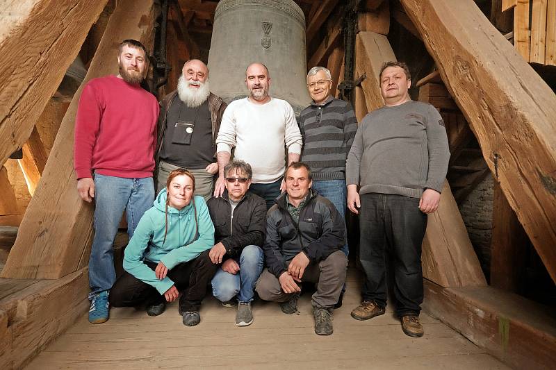 Svatobarborský zvon Ludvík rozezněli kutnohorští zvoníci v neděli 23. dubna v poledne na nějakou dobu naposledy. Největší ze tří svatobarborských zvonů, jejichž hlasy znějí nad údolím Vrchlice z věže bývalé jezuitské koleje, bude svěřen do péče odborníků.