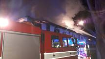 Jedenáct jednotek vyjelo k požáru ubytovny v kutnohorské části Sedlec 1.ledna 2021 ve večerních hodinách..